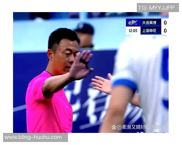 裁判组认定马奎尔手球但VAR确认不判点球引发热议