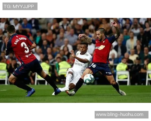 罗德里戈禁区内巧妙漏球晃倒后卫右脚弧线球精彩破门